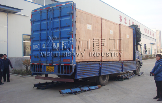 準備出口的搖臂鉆床已經(jīng)包裝裝車(chē)完成