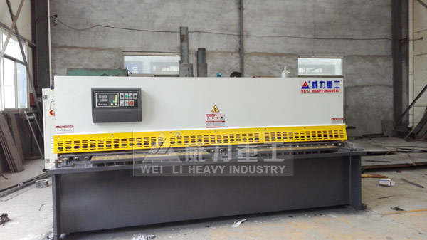 液壓擺式剪板機車(chē)間應客戶(hù)需求加工完成