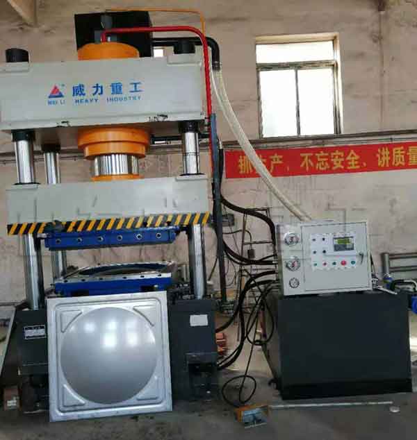 客戶(hù)訂購400噸不銹鋼水箱液壓機
