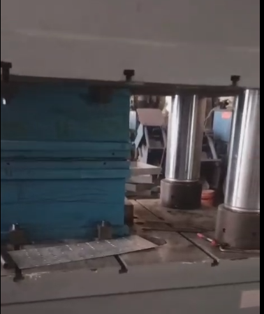 客戶(hù)加工使用液壓機加工地溝蓋板現場(chǎng)