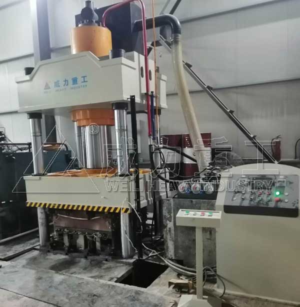 500噸凈水槽封頭模壓液壓機熱壓一次成型試機中