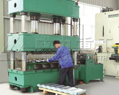 315噸彩石金屬瓦沖壓液壓機安全操作重要性