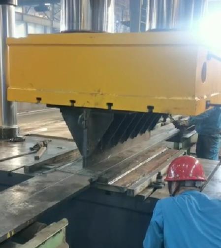1000噸鋼板校直液壓機客戶(hù)使用中