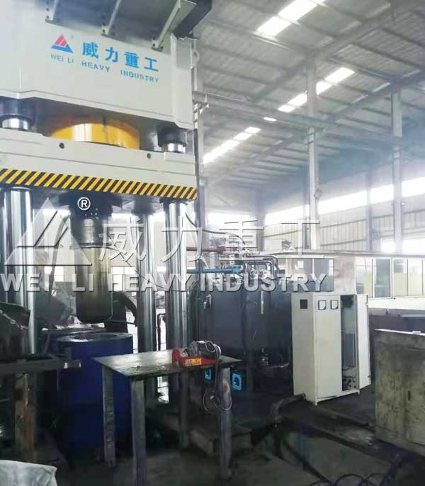 石墨坩堝模壓成型機器設備-1500噸坩堝成型液壓機